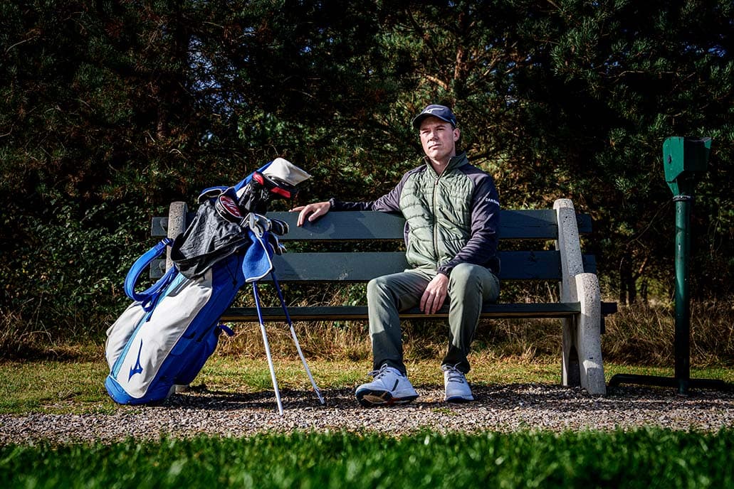 Oliver Hundebøl siddende på bænk top golfspiller
